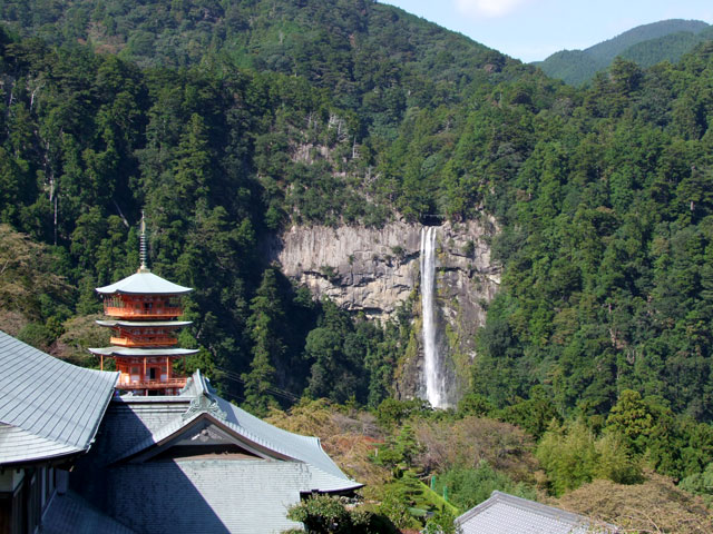 青岸渡寺から望む那智の滝の写真