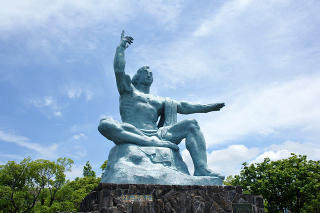 長崎の平和祈念像の画像