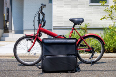 フードデリバリーの自転車とバッグの写真
